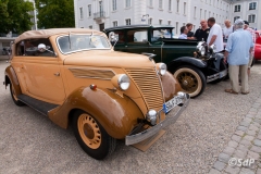 Oldtimer am Schloss
